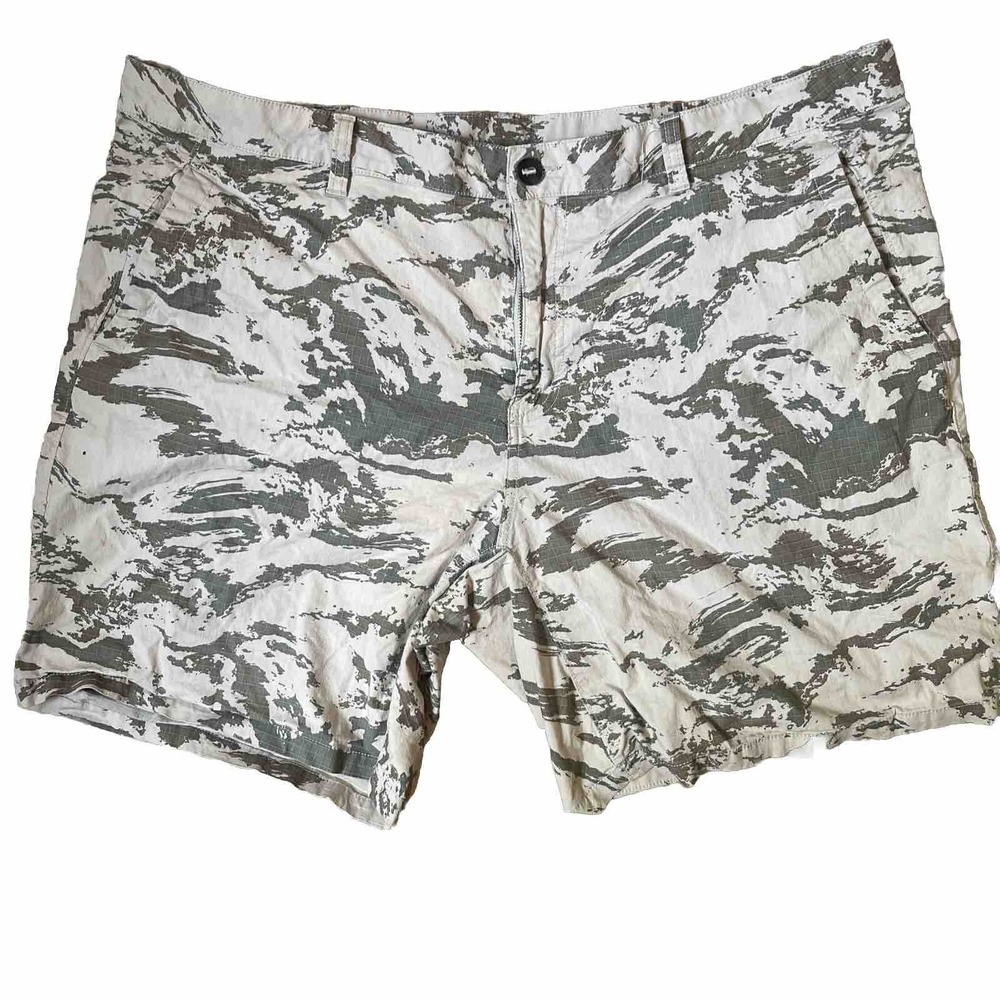 Mountain Hardwear Camo Shorts Men's 42 Camouflage Lightweight 42/9 Hiking NICE!